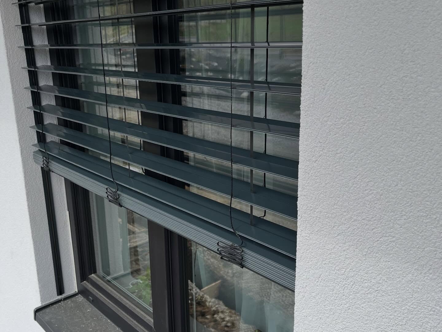 Antracitové exteriérové žalúzie na modernej fasáde